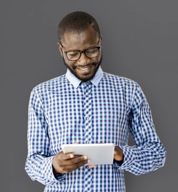 Dijital Tablet kullanan Afrikalı Adam