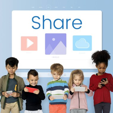 Çocuk akıllı telefonlar kullanarak