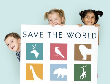 Çocuk afişini saklanıyor