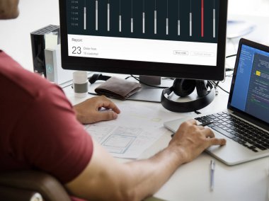 İşyeri masada dizüstü bilgisayar kullanan adam