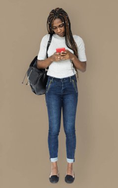 Akıllı telefon kullanan kadın