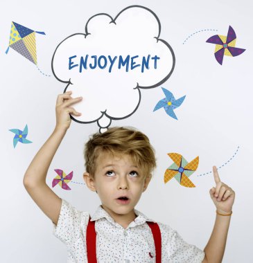 Kağıt konuşma balonu tutan çocuk