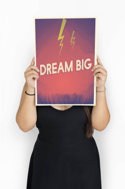 Kadın afişini tutar