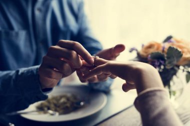 Adam kadının evlenme yüzüğü vermek 