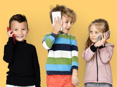 akıllı telefonlar kullanan arkadaşlar