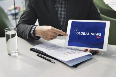 adam işaret parmağı tablet ekranında