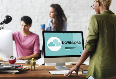 Ofiste çalışan bir grup insan