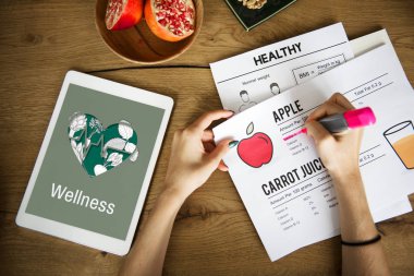 Kadın dijital tablet ile planı yapma