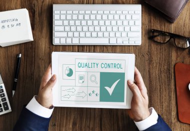 Dijital tablet kullanan işadamı