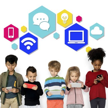 Çocuk akıllı telefonlar kullanarak