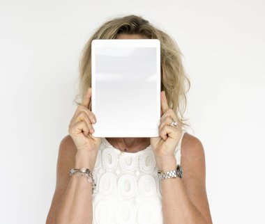 kişi holding dijital tablet 