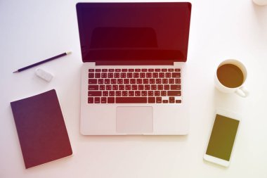 Açık tablo üstünde laptop 