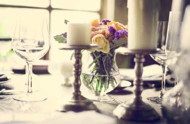 Restoran hizmeti ayarı ile tablo