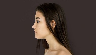 beyaz kadın gömleksiz