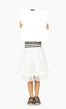 Küçük kız holding boş afiş