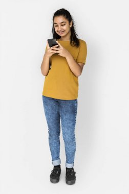 Akıllı telefon kullanan kadın 