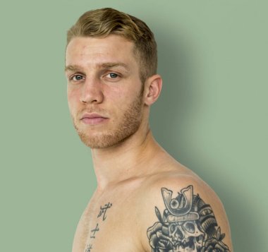 Gömleksiz dövmeli adam