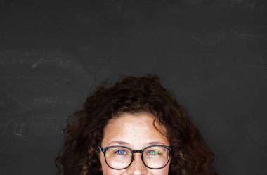  üniformalı gülümseyen kız öğrenci