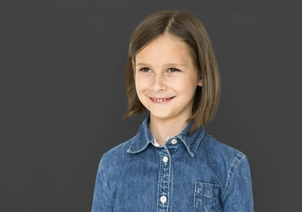 Schattig klein meisje in jeans overhemd — Stockfoto