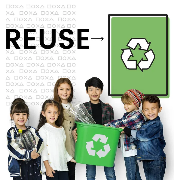 Děti s recyklace bin — Stock fotografie