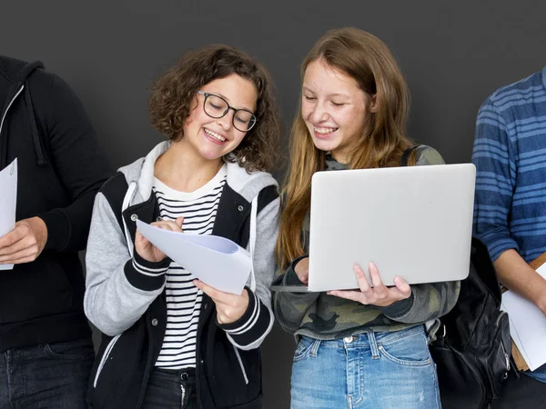 Estudiantes que utilizan dispositivos digitales — Foto de Stock