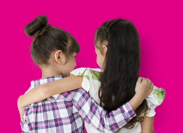 Duas meninas abraçando um ao outro — Fotografia de Stock