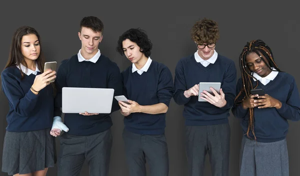 Studenten met behulp van elektronische apparaten — Stockfoto