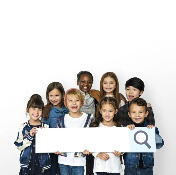 Niños sosteniendo banner de barra de búsqueda —  Fotos de Stock