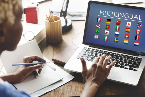 Geschäftsfrau mit Notizbuch im Büro — Stockfoto