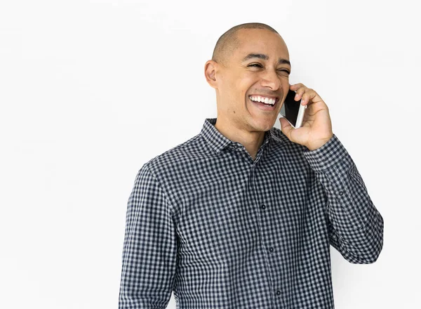 Sonriente hombre hablando por teléfono móvil — Foto de Stock