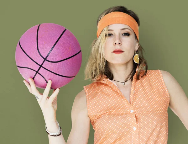 Kadın holding basketbol — Stok fotoğraf