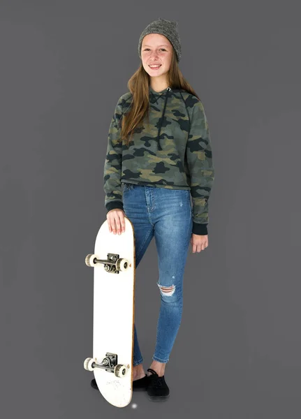 Meisje permanent met skateboard — Stockfoto