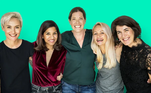 Vackra grupp av leende kvinnor — Stockfoto