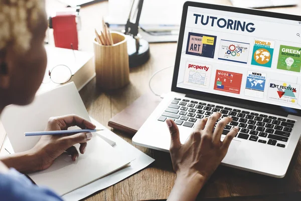 Mujer de negocios con cuaderno en la oficina — Foto de Stock