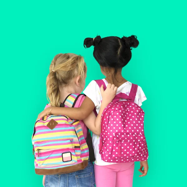 Meninas com mochilas — Fotografia de Stock