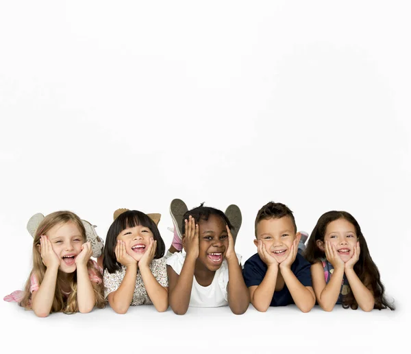 Kids laying on floor together — Stock Photo, Image