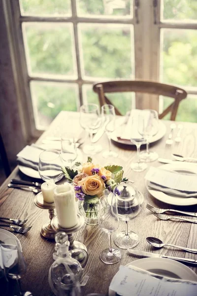 エレガントなレストラン テーブル設定サービス メニュー カード オリジナルのフロント写真植字 — ストック写真