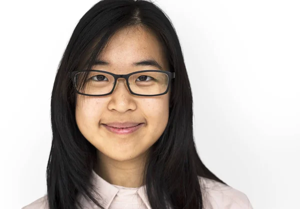 Χαμογελώντας ασιατικό κορίτσι σε γυαλιά — Φωτογραφία Αρχείου