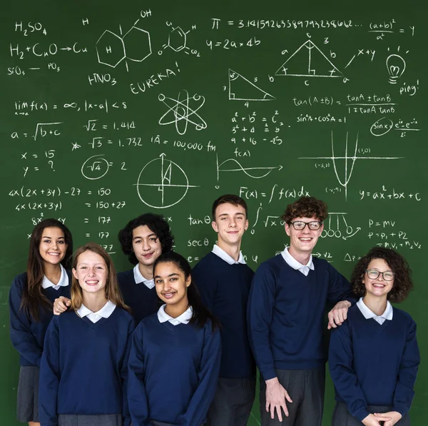 Studenti in uniforme in studio — Foto Stock