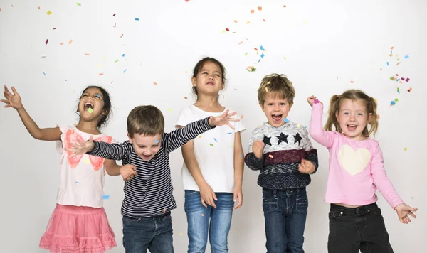 Niños felices lanzando confeti — Foto de Stock