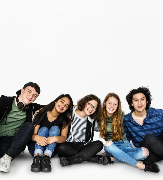 Smiling students huddle together — Stock Photo, Image