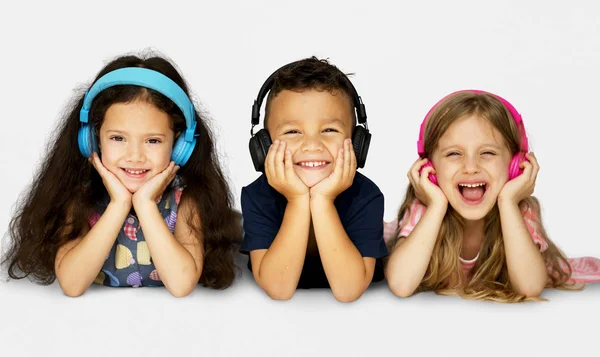 Niños escuchando música en auriculares —  Fotos de Stock