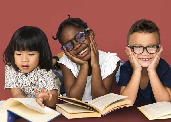 Raza mixta niños lectura libros — Foto de Stock