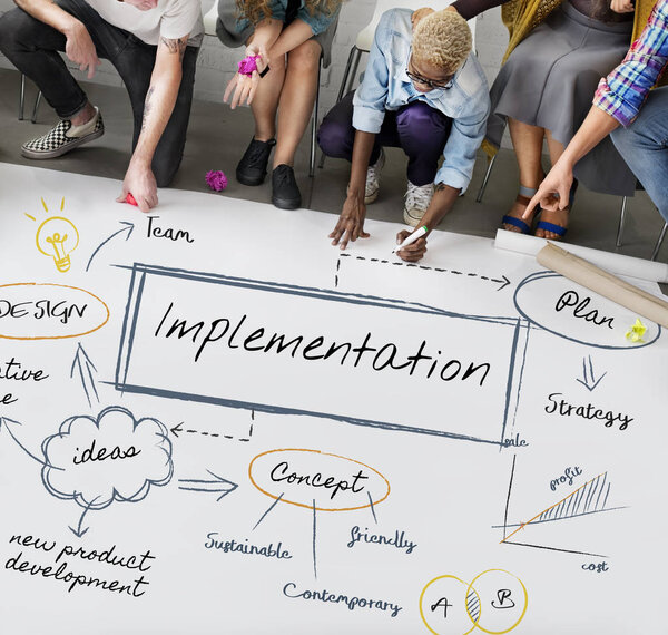 люди рисуют плакат
