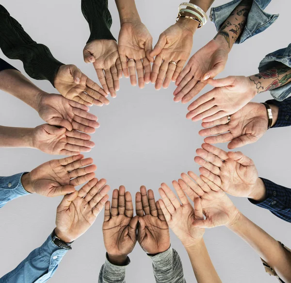 Mãos humanas juntos em círculo — Fotografia de Stock