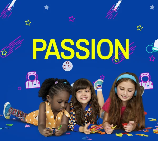 birlikte oynayan çok ırklı kızlar