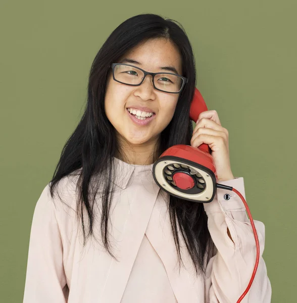 Mädchen spricht am Retro-Telefon — Stockfoto