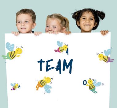 Çocuk afişini saklanıyor