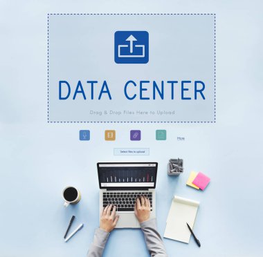 Laptop klavyesinde yazan kişi