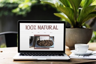 açılan dizüstü bilgisayar ile ahşap masa